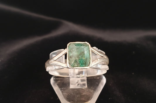Pierre™ Natural Emerald Minimalist Ring
